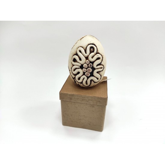 Keramično dekorativno jajce iz bele gline 