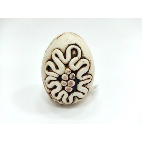 Keramično dekorativno jajce iz bele gline 