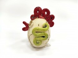 Majhen keramični dekorativni piščanec 