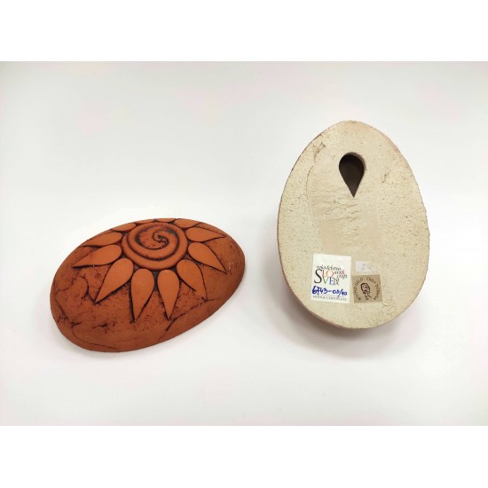 Keramično dekorativno polovično jajce iz rdeče gline – motiv 1