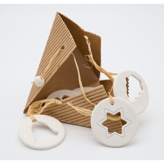 Glineni obeski v dekorativni škatli